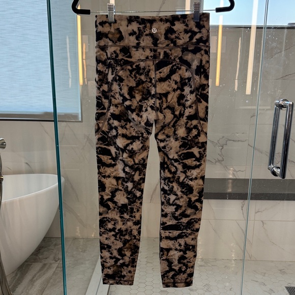 Lululemon Wunder Train 25” High-Rise Tight with Pockets in Black and Tan Tie Dye - Picture 3 of 4